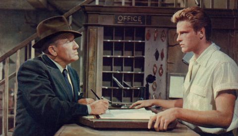 En la trama de la película La conspiración del silencio (John Sturges, 1955) subyace un episodio de violencia racial contra ciudadanos estadounidenses de origen japonés. Dominio público. 