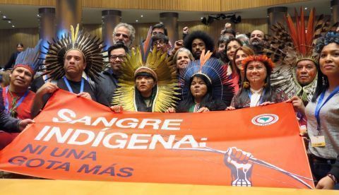 La profesora y activista originaria del estado de Minas Gerais, Celia Xakriabá (3i) y la primera indígena candidata a la vicepresidencia del gobierno brasileño, Sonia Guajajara (4i) durante la rueda de prensa, tras una gira europea que terminó este martes en España, en la que han calificado al presidente de Brasil, Jair Bolsonaro, como "responsable directo" por el aumento de la deforestación en la Amazonía y por los asesinatos de defensores del medio ambiente. EFE/Sofía Torres