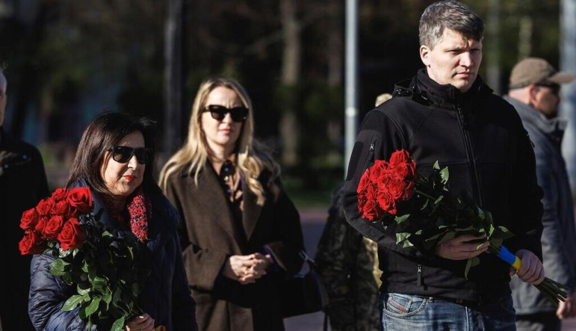 La ministra de Defensa, Margarita Robles, participa en un homenaje a los caídos, en Kyiv (Ucrania). / © lamoncloa.gob.es. Ministerio de la Presidencia.