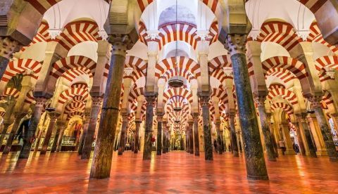 Sala de columnas de la Mezquita-Catedral de Córdoba. Shutterstock / Sean Pavone