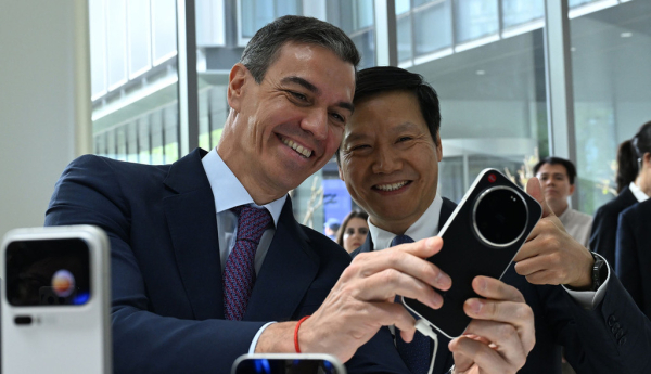 El presidente del Gobierno, Pedro a Sanchez, junto al fundador de Xiaomi, Lei Jun. | Pool Moncloa/Borja Puig de la Bellacasa. Campus Xiaomi, Pekín (República Popular China) - 13.4.2026