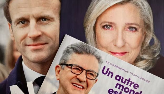 Photo des affiches des candidats prise le 6 avril 2022 à Marseille an amont du premier tour de l'élection présidentielle. Nicolas Tucat / AFP