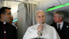 El papa León XIV habla con periodistas a bordo de su vuelo con destino a Argel el 13 de abril de 2026. Alberto Pizzoli/Pool Photo vía AP