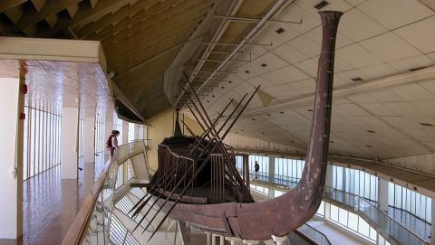 La barca solar de Keops, la más antigua del Antiguo Egipto, llega al GEM