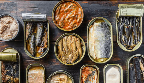 Vista superior de las latas de conserva abiertas. Ilia Nesolenyi/Shutterstock