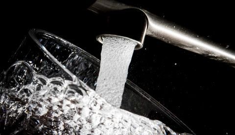 En España, el ahorro de agua ha sido el nuevo hábito en defensa del medio ambiente que más ha calado entre los consumidores, con un 61 %. EFE/EPA/KOEN VAN WEEL/Archivo