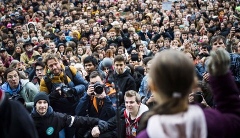 La activista suiza Greta Thunberg (d) saluda a miles de seguidores durante una marcha de acción climática para demandar soluciones a la emergencia global en Lausana (Suiza). EFE/ Jean-christophe Bott/Archivo