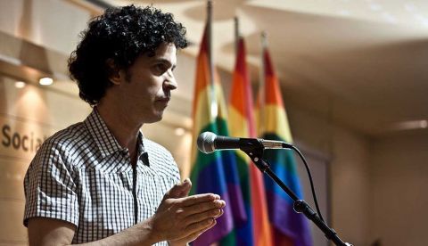 Pelo ensortijado y acento cubano