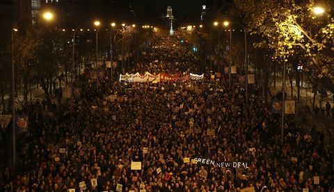 Miles de personas participan este viernes en la Marcha por el Clima que ha arrancado en el centro de Madrid para reclamar a los gobiernos la adopción urgente de medidas frente a la crisis climática. EFE/Javier López