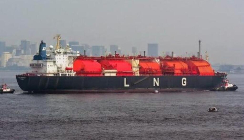 Golar Spirit, un buque metanero de 240 metros de eslora construido por Kawasaki. Foto de Sven Grunzig