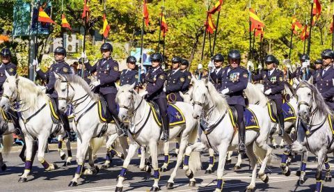  Miembros del Cuerpo Nacional de Policía a caballo durante el desfile del 12 de octubre de 2023 en Madrid. Shutterstock / Jose Miguel Sanchez