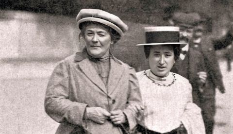 Clara Zetkin (izq.) y Rosa de Luxemburgo en 1910. / Wikipedia.