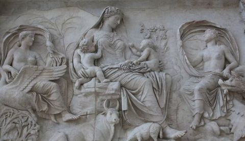 Panel del Ara Pacis. La identidad del personaje femenino del centro ha sido muy debatida a lo largo de la historia. FrDr / Wikimedia Commons, CC BY-SA