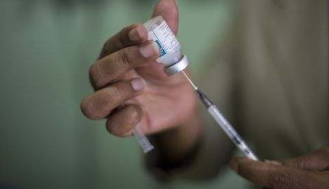 La vacuna CIMAVAX-EGF contra el cáncer de pulmón destaca en el historial del Centro de Ingeniería y Biotecnología de La Habana, que produce además el "Heberferon" para el tratamiento del cáncer de piel y vacunas contra la hepatitis B y la meningitis. EFE/Archivo
