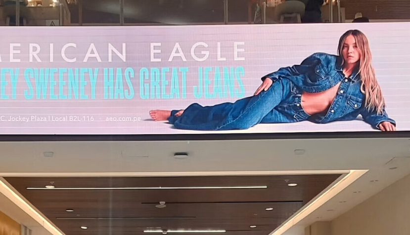 Centro comercial en Lima, Perú, en el que se ve el anuncio de Sydney Sweeney para American Eagle en el que declara que tiene buenos ‘genes’ (que fonéticamente en inglés puede sonar a ‘jeans’, vaqueros). DJSully / Shutterstock.com