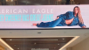 Centro comercial en Lima, Perú, en el que se ve el anuncio de Sydney Sweeney para American Eagle en el que declara que tiene buenos ‘genes’ (que fonéticamente en inglés puede sonar a ‘jeans’, vaqueros). DJSully / Shutterstock.com