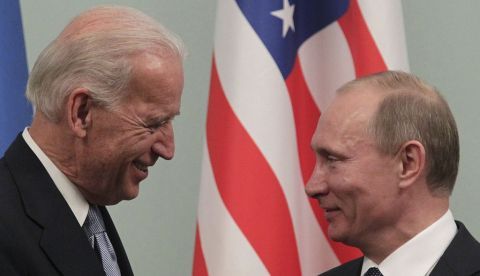 El, entonces, vicepresidente estadounidense, Joe Biden (i), conversa con el primer ministro ruso, Vladimir Putin, durante el encuentro que mantuvieron en Moscú (Rusia), en marzo de 2011.