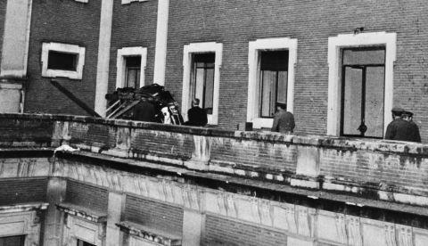  El coche del presidente de España Carrero Blanco, en el balcón de la Casa Profesa de Madrid, inmediatamente después del atentado. Nationaal Archief/Wikimedia Commons