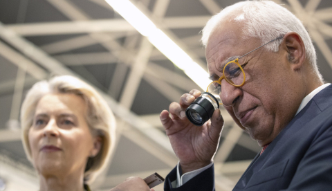 La presidenta de la Comisión Europea, Ursula von der Leyen (i), y el presidente del Consejo Europeo, António Costa, durante la inauguración de la iniciativa New European Bauhaus (NEB) en Bruselas, Bélgica, hoy martes 9 de junio de 2026. EFE/Laia Ros