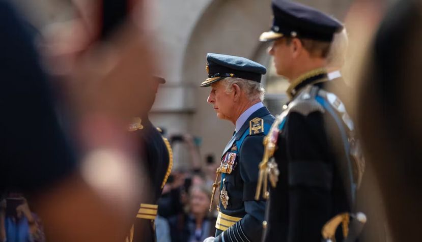 El rey Carlos III sigue el ataúd de la Reina durante la procesión desde el Palacio de Buckingham hasta el Palacio de Westminster, en Londres, Reino Unido, el 14 de septiembre de 2022. Shutterstock / Alannah Hebbert