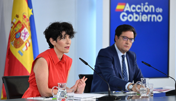 La ministra de Inclusión, Seguridad Social y Migraciones, y portavoz del Gobierno, Elma Saiz, y el minstro para la Transformación Digital y la Función Pública, Óscar López, durante la rueda de prensa posterior al Consejo de Ministros. | Pool Moncloa/Borja Puig de la Bellacasa. La Moncloa, Madrid - 26.5.2026