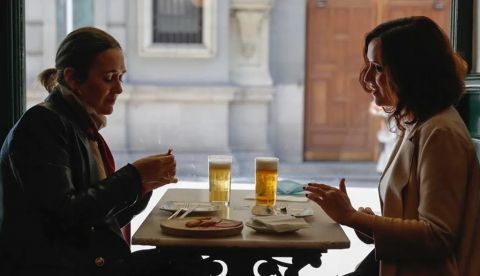 Isabel Díaz Ayuso, a la derecha, tomando una caña en un bar de Madrid en octubre de 2020. FB