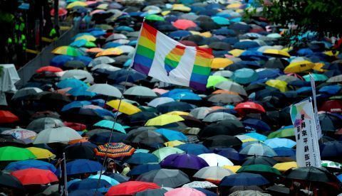 Simpatizantes del matrimonio de parejas del mismo sexo se reúnen fuera del Parlamento durante un debate para su aprobación como ley este viernes, en Taipei (Taiwán). EFE