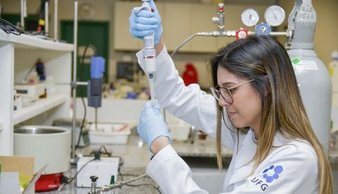 Fotografía cedida  por Secom UFG en la que se registró a una ayudante de la doctora Eliana Martins Lima, directora del Programa de Postgrado en Ciencias Farmacéuticas de la Universidad Federal de Goias (UFG). EFE