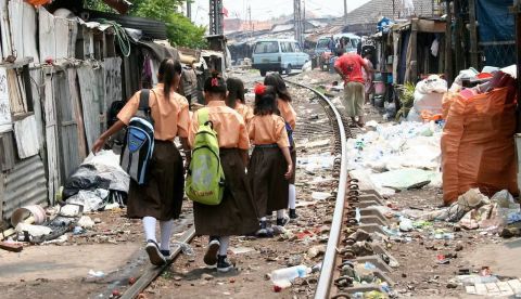 Un grupo de niñas van al colegio en un suburbio de Jakarta, la capital de Indonesia. Shutterstock
