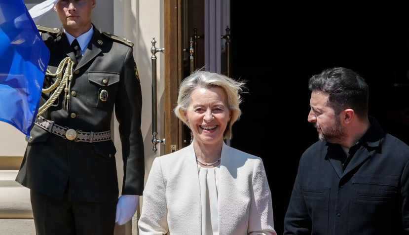 El presidente ucraniano, Volodímir Zelenski, asiste a una reunión en Kiev con la presidenta de la Comisión Europea, Ursula von der Leyen, en julio. Sergey Dolzhenko / EPA