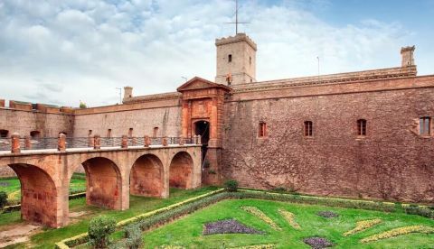 Entrada al castillo de Montjuïc. Shutterstock/TTstudio