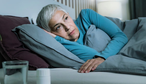  Una mujer en la cama con los ojos abiertos Microgen/Shutterstock