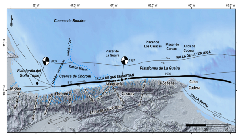 Mapa geomorfológico costa afuera y de fallas activas en el margen norte de Venezuela. La línea azul punteada corresponde a cañones submarinos. La ruptura de grandes sismos está representada por la línea gruesa para los megaterremotos de 1812 y 1900; la línea punteada corresponde a la ruptura del sismo de 1967. Fuente: Colón-Useche et al. (2021).