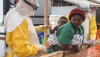 Un trabajador sanitario examina a un niño en busca de ébola durante un brote de 2019 en la República Democrática del Congo. Vincent Tremeau/UNICEF
