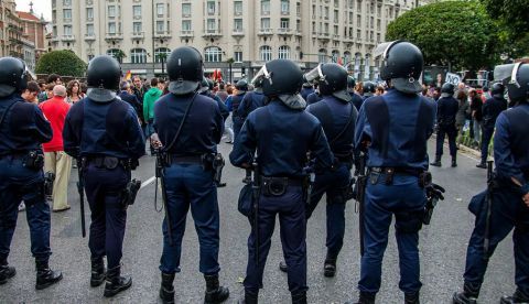 Agentes antidisturbios de la policía nacional española cortan el acceso a la Carrera de San Jerónimo de Madrid, donde se ubica el Congreso de los Diputados, durante las protestas contra la crisis económica y el sistema político español en septiembre de 2012. Shutterstock / Pedro Rufo