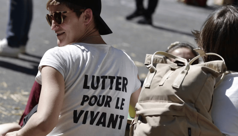 Des membres du groupe d’action contre le changement climatique Extinction Rebellion, le 16 avril 2022. Julien de Rosa/AFP