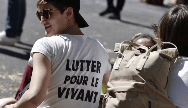 Des membres du groupe d’action contre le changement climatique Extinction Rebellion, le 16 avril 2022. Julien de Rosa/AFP