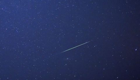 Fotografía con larga exposición que muestra un meteoro cruzando el cielo. EFE/Archivo