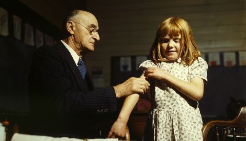 Vacuna contra la fiebre tifoidea en 1944. / Wikipedia