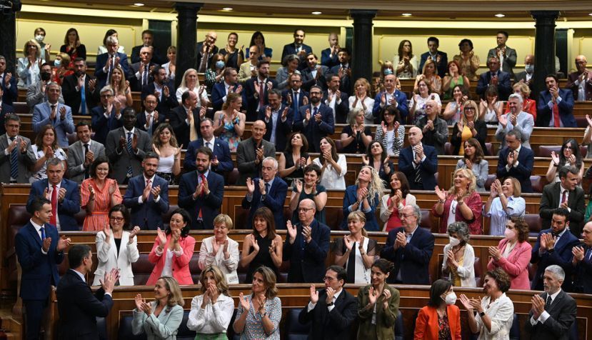 El presidente del Gobierno, Pedro Sánchez, agradece los aplausos tras su intervención inicial en el Debate sobre el Estado de la Nación. / La Moncloa.