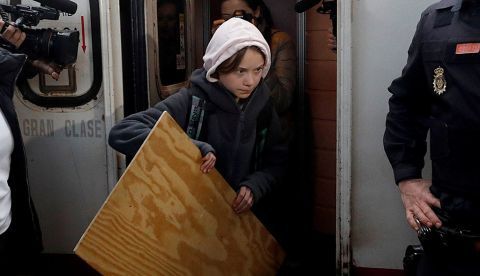 MADRID, 06/12/2019.- La activista sueca Greta Thunberg a su llegada este viernes a Madrid tras diez horas de viaje a bordo del Lusitania, el tren nocturno que enlaza Lisboa con la capital española, donde participará en la Marcha por el Clima de esta tarde. El tren llegó a la estación de Chamartín (norte de Madrid) cumpliendo el horario previsto, las 8.40 de la mañana hora local (7.40 GMT), tras haber realizado un trayecto que incluye 17 paradas. Junto a ella arriban alrededor de una treintena de periodistas, fotógrafos y cámaras de varios países que subieron en Lisboa al tren para cubrir su travesía hacia Madrid, rodeada de gran expectación mediática EFE/David Fernández