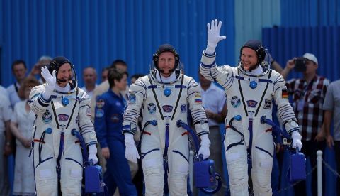 Los integrantes de la expedición 56-57 a la Estación Espacial Internacional (EEI), la astronauta de la NASA Serena Aunon-Chancellor (i), el astronauta de la ESA Alexander Gerst (d) y el astronauta de la Agencia Espacial Federal Rusa Sergey Prokopyev se despiden antes de la ceremonia de lanzamiento de la Soyuz MS-09. EFE/Archivo