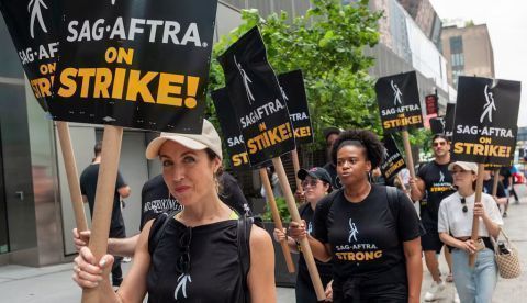 Miembros de SAG-AFTRA en el exterior de las oficinas de HBO-Amazon en Nueva York. rblmfr/Shutterstock