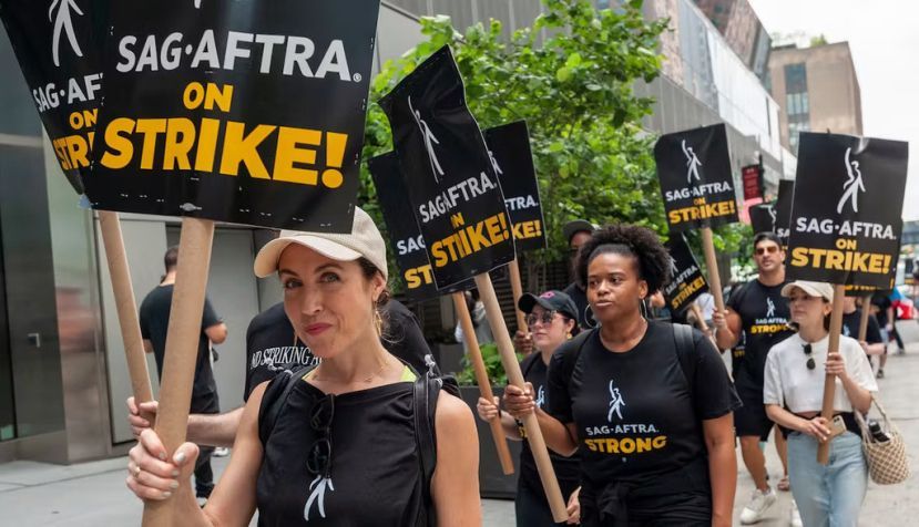 Miembros de SAG-AFTRA en el exterior de las oficinas de HBO-Amazon en Nueva York. rblmfr/Shutterstock