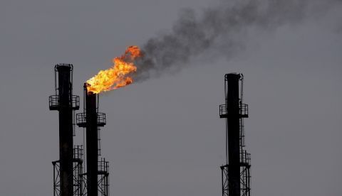 Chimeneas en una refinería de gas y petróleo de Brazi. EFE/Robert Ghement/Archivo 	   