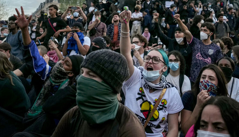 Alumnos de secundaria, profesores y sindicatos se unen para manifestarse en la histórica Place de la Nation de París durante la jornada nacional de protesta del 6 de octubre. Desde finales de septiembre, los estudiantes han estado bloqueando las entradas de cientos de institutos, denunciando la falta de personal docente, los horarios sobrecargados, las aulas en mal estado y los edificios inadecuados para las crecientes temperaturas. Dimitar Dilkoff/AFP