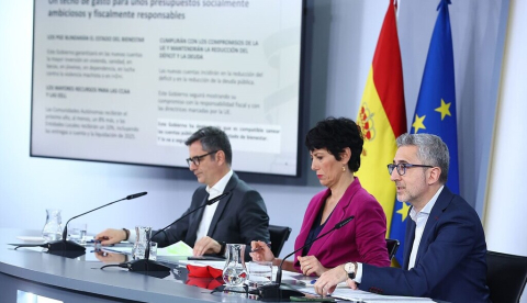El ministro de la Presidencia, Justicia y Relaciones con las Cortes, Félix Bolaños, la ministra de Inclusión, Seguridad Social y Migraciones y portavoz del Gobierno, Elma Saiz, y el ministro de Hacienda, Arcadi España, tras el Consejo de Ministros. | La Moncloa - 7.7.2026