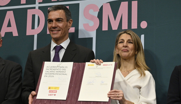 El presidente del Gobierno, Pedro Sánchez, y la vicepresidenta segunda y ministra de Trabajo y Economía Social, Yolanda Díaz, muestran al acuerdo suscrito para subir el Salario Mínimo Interprofesional | Pool Moncloa/José Manuel Álvarez. Ministerio de Trabajo y Economía Social, Madrid 