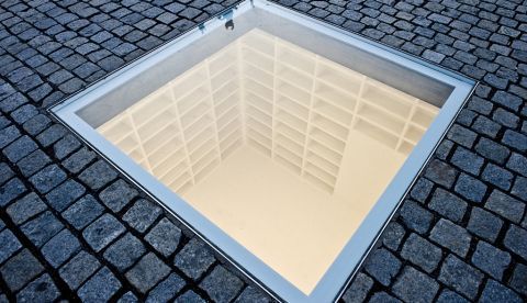 Un tragaluz ubicado en el centro de la Plaza Bebelplatz de la ciudad de Berlín (Alemania) permite descubrir debajo de la misma este cuarto blanco que no es otra cosa que una biblioteca vacía. Su dimensión no es una casualidad, pues está pensada para poder albergar los 20.000 volúmenes quemados. Fue instalado en 1995 y diseñado por el artista israelí de origen alemán Micha Ullmann.