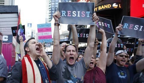 Cientos de personas protestan, el 26 de julio de 2017, en Nueva York, contra el anuncio del presidente Donald Trump de prohibir que transexuales sirvan en las Fuerzas Armadas. EFE